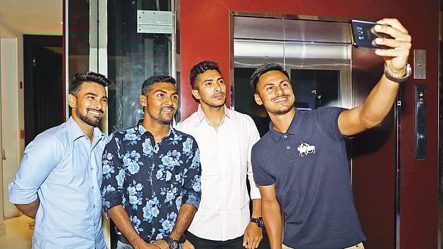 কাল অনুশীলন ছিল না। হোটেল লবিতে ফুরফুরে মেজাজে দলের চার সদস্য (বাঁ থেকে) লিটন, নাজমুল, সৌম্য ও আবু হায়দার। ছবি: শামসুল হক