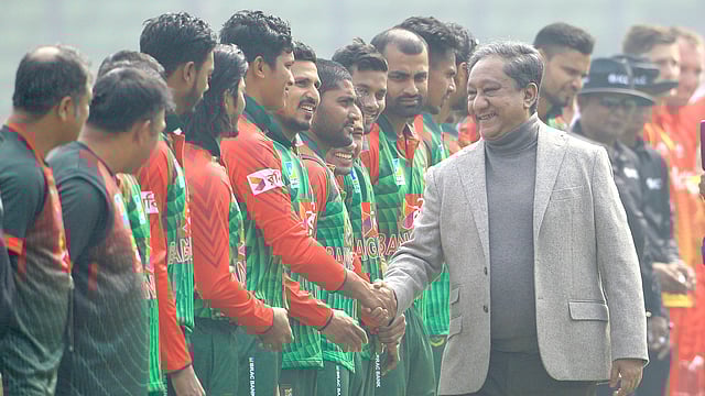 বাংলাদেশ দল একটু ভালো করলেই হুটহাট বোনাস ঘোষণা করেন বিসিবি সভাপতি। ফাইল ছবি