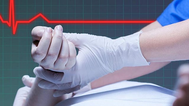 হৃৎস্পন্দন না পেলে রোগীকে মৃত ঘোষণার প্রথাগত পদ্ধতি নিয়ে বিভ্রান্তির সৃষ্টি হয় ডেফিব্রিলেটর আবিষ্কারের পর।