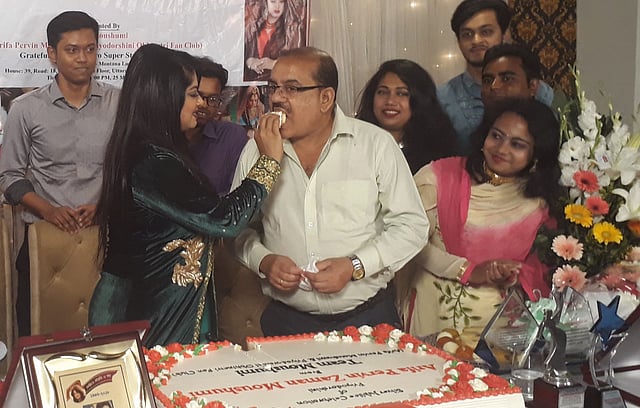 পরিচালক সোহানুর রহমান সোহানকে কেক খাইয়ে দেন মৌসুমী। ছবি: প্রথম আলো