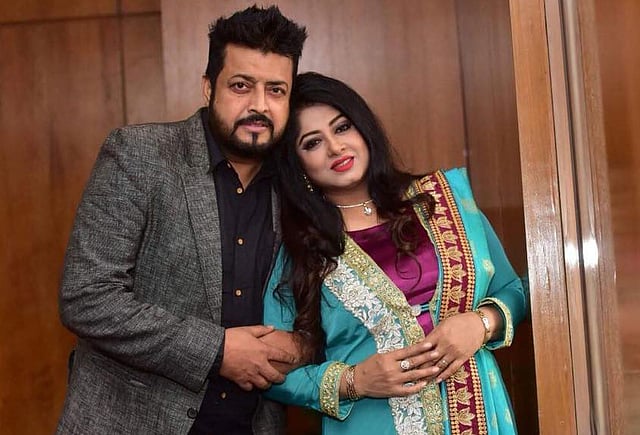 স্বামী ওমর সানীর সঙ্গে মৌসুমী। ছবি: ফেসবুক থেকে নেওয়া