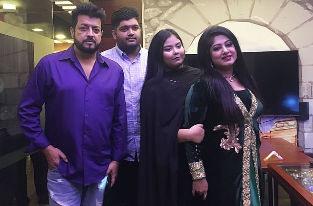 স্বামী, ছেলে ফারদিন আর মেয়ে ফাইজার সঙ্গে মৌসুমী। ছবি: প্রথম আলো