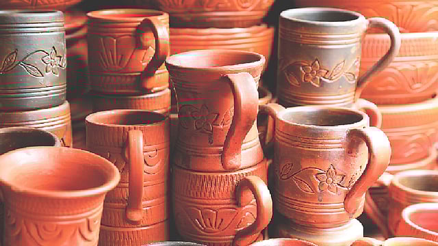 মাটির তৈরি তৈজসপত্রের চাহিদা এখন বেশ। ছবি: নকশা