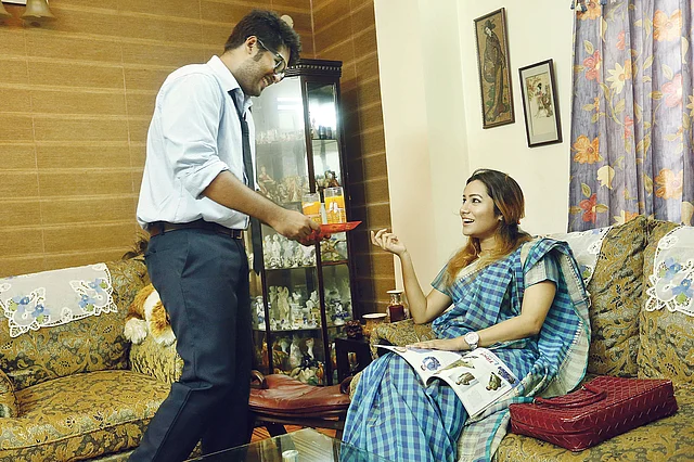 সুযোগ পেলেই সময় কাটান সঙ্গীর সঙ্গে। ছবি: অধুনা