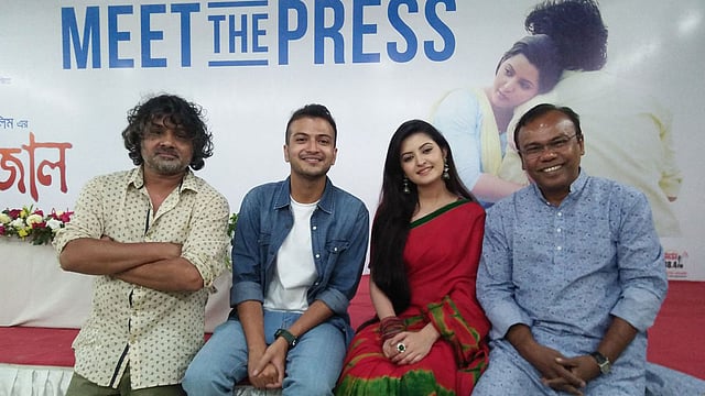 ‘স্বপ্নজাল’ ছবির পরিচালক গিয়াসউদ্দিন সেলিম, অভিনয়শিল্পী ইয়াশ রোহান, পরীমনি ও ফজলুর রহমান বাবু