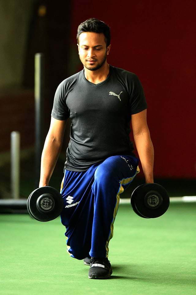 জিমনেশিয়ামে ফিটনেস নিয়ে কাজ করছেন সাকিব। ছবি: প্রথম আলো