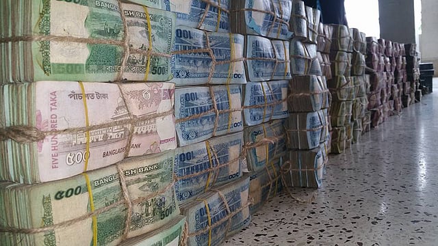 কিশোরগঞ্জের পাগলা মসজিদের দানবাক্স খুলে এবার পাওয়া গেছে ৮৪ লাখ টাকা। পাগলা মসজিদ প্রাঙ্গণ, কিশোরগঞ্জ, ৩১ মার্চ। ছবি: তাফসিলুল আজিজ