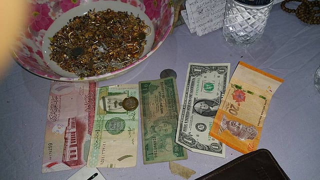 কিশোরগঞ্জের পাগলা মসজিদের দানবাক্স খুলে এবার পাওয়া গেছে ৮৪ লাখ টাকা। টাকা ছাড়াও দান হিসেবে অনেক বৈদেশিক মুদ্রা ও স্বর্ণালংকার পাওয়া গেছে। পাগলা মসজিদ প্রাঙ্গণ, কিশোরগঞ্জ, ৩১ মার্চ। ছবি: তাফসিলুল আজিজ