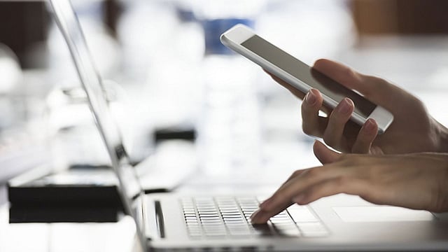 আজকাল ছুটির সময়েও একজন চাকুরের কাছে প্রতিষ্ঠানের নির্দেশনা আসছে ই-মেইল বা খুদে বার্তাযোগে। ছবি: এএফপি