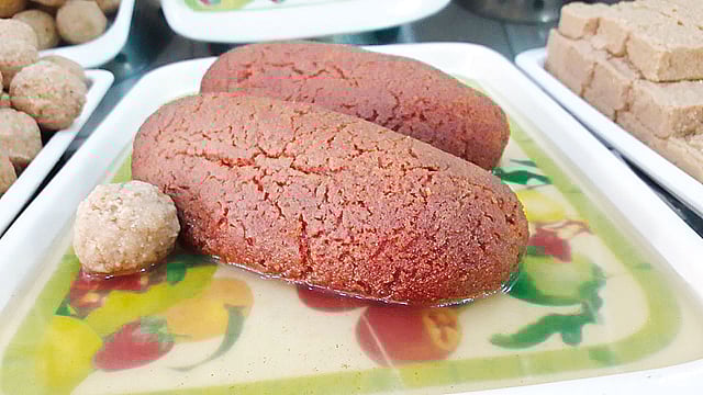 নেত্রকোনার ঐতিহ্যবাহী বালিশ মিষ্টি। ছবি: প্রথম আলো