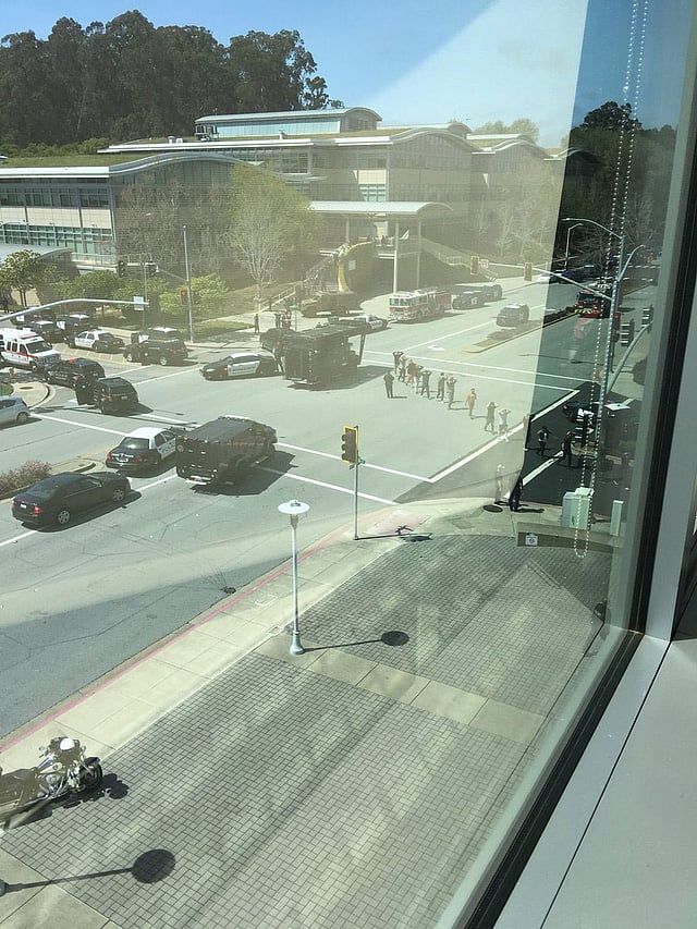 ইউটিউব কার্যালয়ে গুলির ঘটনার পর হাত উঁচু করে বের হয়ে আসছেন কর্মীরা। ছবি: টুইটারের সৌজন্যে।