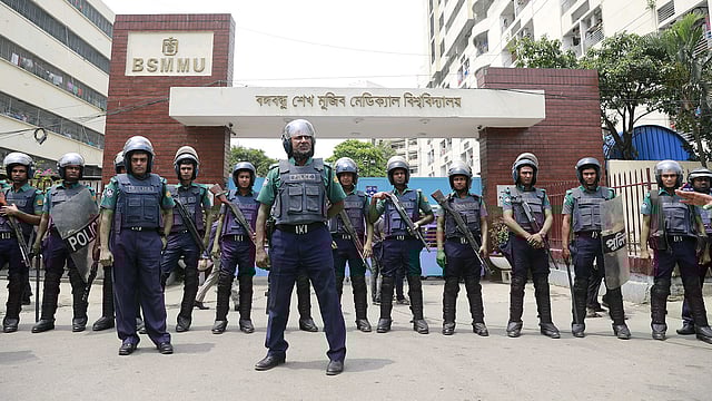 স্বাস্থ্য পরীক্ষার জন্য খালেদা জিয়াকে আনার সময় হাসপাতালের সামনে পুলিশের সতর্ক অবস্থান। বিএসএমএমইউ, ঢাকা, ৭ এপ্রিল। ছবি: প্রথম আলো