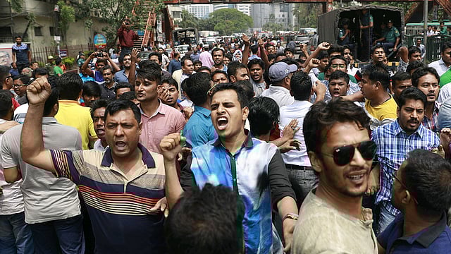 খালেদা জিয়াকে আনার সময় শাহবাগে জড়ো হয় বিএনপি সমর্থকেরা। বিএসএমএমইউ, ঢাকা, ৭ এপ্রিল। ছবি: প্রথম আলো