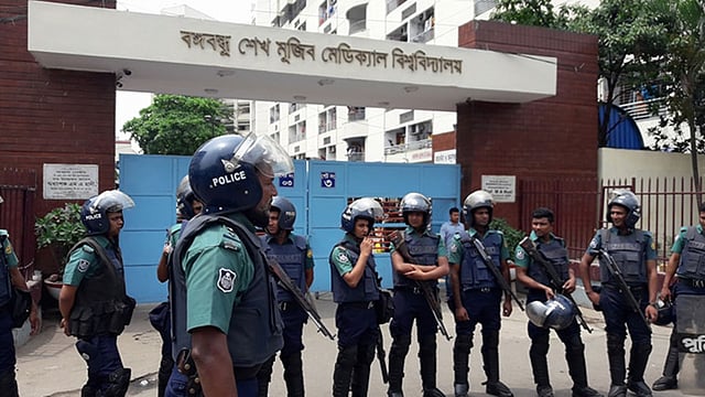 বিএসএমএমইউয়ের সামনে পুলিশের অবস্থান। ছবি: প্রথম আলো