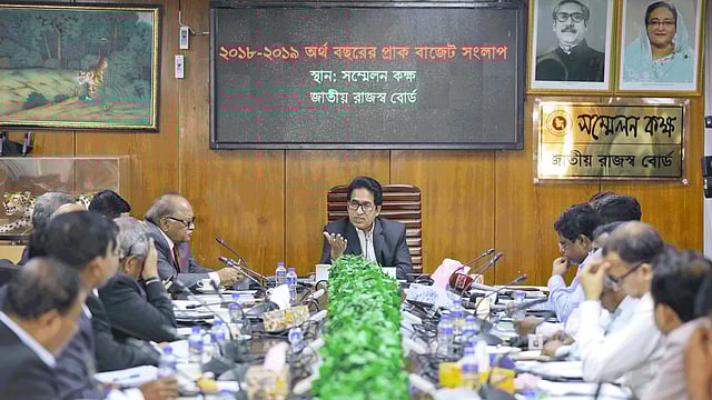 এনবিআরের চেয়ারম্যান মো. মোশাররফ হোসেন ভূঁইয়ার সভাপতিত্বে জাতীয় রাজস্ব বোর্ডের (এনবিআর) প্রাক-বাজেট আলোচনা সভা। সেগুনবাগিচা, ঢাকা, ৮ এপ্রিল। ছবি: তানভীর আহাম্মেদ