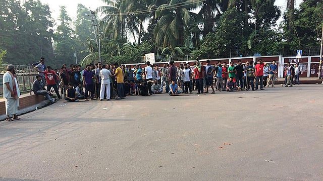দোয়েল চত্বর এলাকায় আন্দোলনকারীদের অবস্থান। ছবি: প্রথম আলো