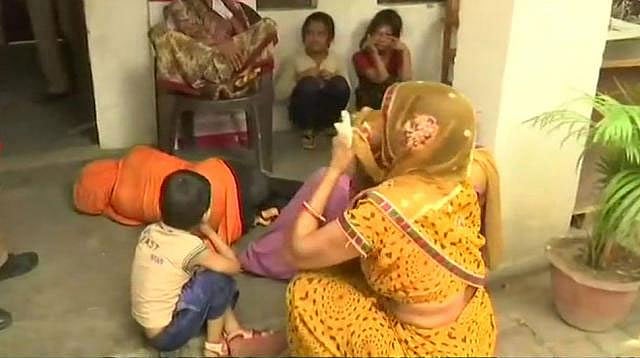 নির্যাতিত নারী ও তাঁর পরিবার মুখ্যমন্ত্রী যোগী আদিত্যনাথের বাড়ির সামনে আত্মহত্যার চেষ্টা করেন। ওই নারীর অভিযোগ, বিজেপি বিধায়ক ও তাঁর সঙ্গীরা মিলে তাঁকে গণধর্ষণ করেছেন। পুলিশ কোনো ব্যবস্থা না নেওয়ায় ওই নারী এ পথ বেছে নেন। ছবি: টুইটার থেকে নেওয়া