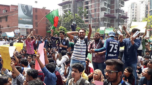 কোটা সংস্কারের দাবিতে সহপাঠীদের সঙ্গে আন্দোলনে যোগ দিয়েছেন শাহরিয়ার আলম। সোবহানবাগ, ঢাকা, ১১ এপ্রিল, ২০১৮। ছবি: সামছুর রহমান, ঢাকা