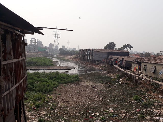 হাইক্কা খালের রায়েরবাজার অংশ। দখলের কারণে সংকুচিত। ক্ষীণ হয়ে আসছে এর ধারা। বেড়িবাঁধের ওপর থেকে খালের দৃশ্য। ছবি: প্রথম আলো