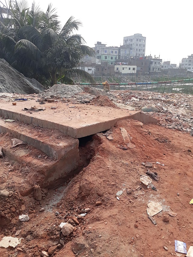 ভরাট করে ফেলা সাদেক খান ঘাট।