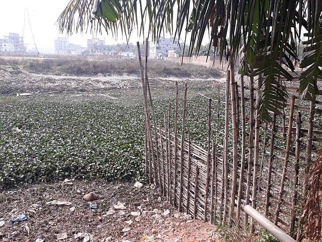 শহীদ বুদ্ধিজীবী কবরস্থান–সংলগ্ন হাইক্কার খালের ভেতরের অংশে বাঁশের বেড়া দিয়ে দখল।