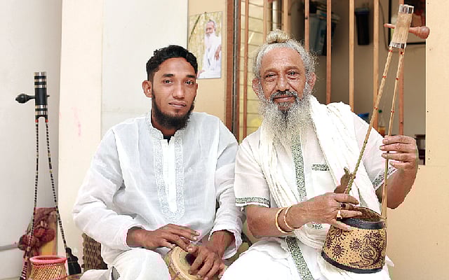 ছেলের সঙ্গে টুনটুন ফকির (ডানে)। ছবি: কবির হোসেন