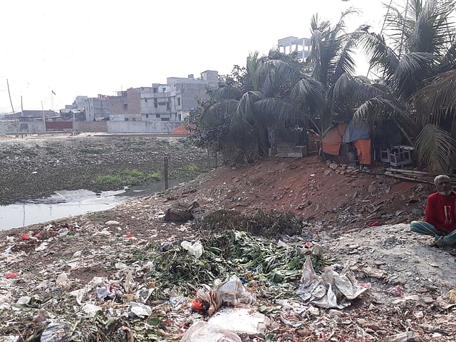 প্রথমে আবর্জনা, তারপর মাটি, তার ওপর গাছ আর ছাপরা ঘর—এই হলো খাল দখলের প্রক্রিয়া