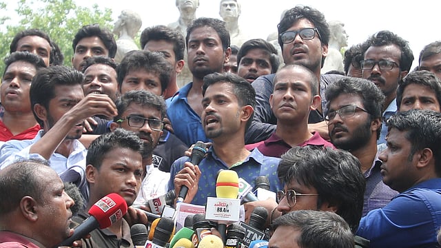আন্দোলন স্থগিত করার ঘোষণা দেন আহ্বায়ক হাসান আল মামুন। রাজু ভাস্কর্য, ঢাকা, ১২ এপ্রিল। ছবি: সাইফুল ইসলাম