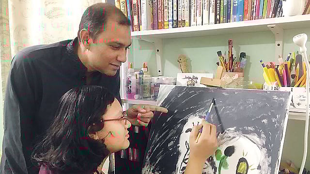 রুবি আলম কাজে ব্যস্ত, পাশে স্বামী এজাজ আলম