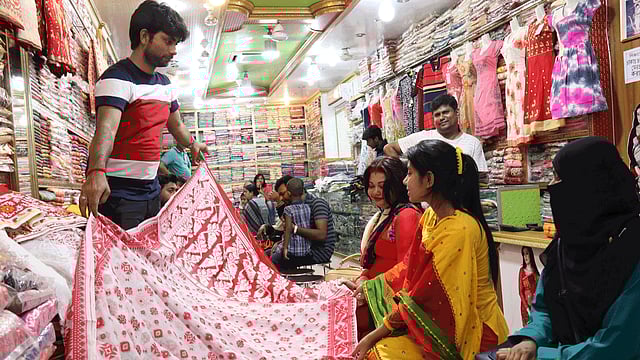 পয়লা বৈশাখের জন্য শাড়ি পছন্দ করছেন ক্রেতারা। ফাইল ছবি