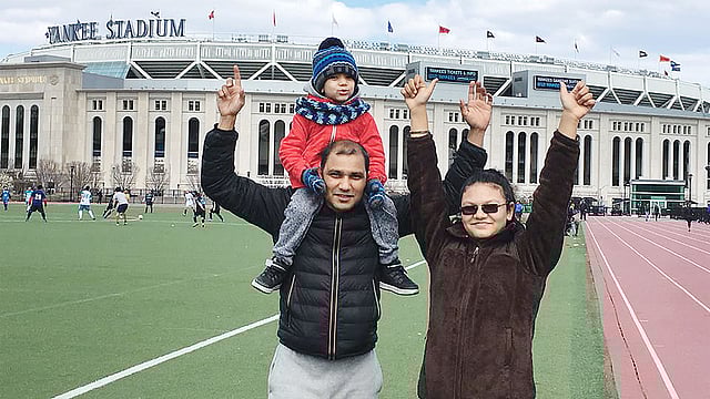 স্ত্রী রুবি আলম কাজে ব্যস্ত। নাট্যকর্মী এজাজ আলম তখন সময় দিতে চেষ্টা করেন মেয়ে অদ্বিতীয়া ও ছেলে আরহানকে।