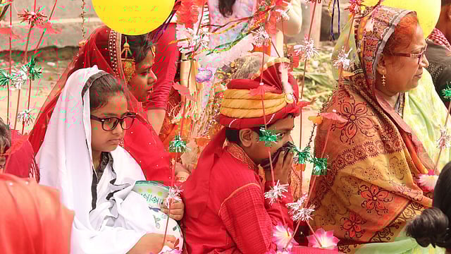 রংপুরে জেলা প্রশাসনের উদ্যোগে মঙ্গল শোভাযাত্রায় সাধারণ মানুষের ঢল নামে। বাঙালির বিয়ের আয়োজনকে ফুটিয়ে তুলেছে শিশুরা। কাচারিবাজার, রংপুর, ১৪ এপ্রিল। ছবি: মঈনুল ইসলাম