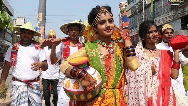 রাজশাহী শহরে বের হওয়া মঙ্গল শোভাযাত্রায় অংশ নেয় নগরবাসী। আবহমান বাংলার রূপ তুলে ধরেছে শিশুরা। জিরোপয়েন্ট এলাকা, রাজশাহী, ১৪ এপ্রিল। ছবি: শহীদুল ইসলাম