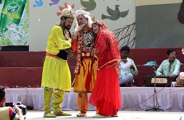 উদীচী শিল্পীগোষ্ঠী আয়োজিত সাংস্কৃতিক অনুষ্ঠানে মঞ্চস্থ হচ্ছে ‘শাহজাহান’ যাত্রাপালা। পৌর পার্ক, যশোর, ১৪ এপ্রিল। ছবি: এহসান-উদ-দৌলা