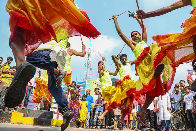 বাংলা নববর্ষের প্রথম দিনে খুলনা বিশ্ববিদ্যালয়ের উদ্যোগে সকালে বর্ণাঢ্য শোভাযাত্রা বের হয়। পথে লাঠিখেলা দেখাচ্ছেন একদল লাঠিয়াল। কেডিএ অ্যাভিনিউ, খুলনা, ১৪ এপ্রিল। ছবি: সাদ্দাম হোসেন