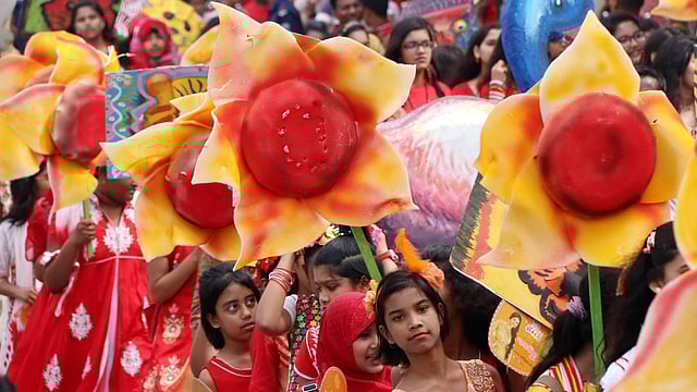 জেলা প্রশাসনের উদ্যোগে বগুড়া শহরে মঙ্গল শোভাযাত্রা বের করা হয়। শোভাযাত্রায় রং আর রং। নওয়াববাড়ি সড়ক, বগুড়া, ১৪ এপ্রিল। ছবি: সোয়েল রানা