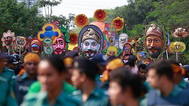 বড় বড় বর্ণিল মুখোশ হাতে মঙ্গল শোভাযাত্রায় অংশ নেয় সর্বস্তরের মানুষ। শাহবাগ, ঢাকা, ১৪ এপ্রিল। ছবি: শুভ্র কান্তি দাশ
