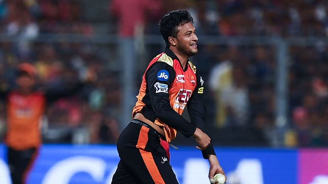 সাকিবের পারফরম্যান্স দেখে টনক নড়েছে কলকাতার সংবাদমাধ্যমের। ছবি: এএফপি
