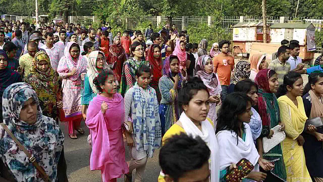 কেন্দ্রীয় তিন নেতাকে তুলে নেওয়ার প্রতিবাদে মিছিল করেন কোটা সংস্কার আন্দোলনকারীরা। ঢাকা বিশ্ববিদ্যালয়, ঢাকা। ১৬ এপ্রিল। ছবি: শুভ্র কান্তি দাশ