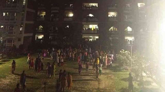 ইফফাতের বিরুদ্ধে ছাত্রী নির্যাতনের অভিযোগ ওঠার পর প্রতিবাদে ওই রাতে হলের বিভিন্ন কক্ষ থেকে বেরিয়ে আসা সাধারণ ছাত্রীদের একাংশ (ফাইল ছবি)