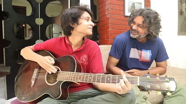 ছেলের সঙ্গে গিয়াস উদ্দিন সেলিম। ছবি: দীপু মালাকার