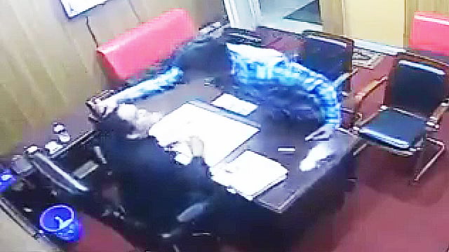 রাশেদ মিয়াকে নুরুল আজিমের চড় মারার ভিডিও বৃহস্পতিবার ফেসবুকে ছড়িয়ে পড়েছে। ছবি: ভিডিও চিত্র থেকে নেওয়া