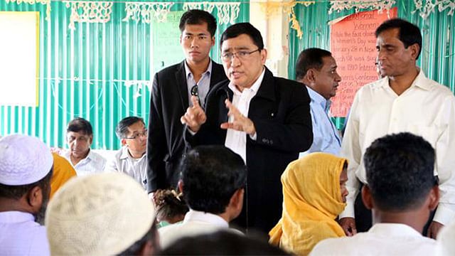 কক্সবাজারের উখিয়ার কুতুপালংয়ে রোহিঙ্গাদের সঙ্গে কথা বলছেন মিয়ানমারের সমাজকল্যাণমন্ত্রী। প্রথম আলো ফাইল ছবি