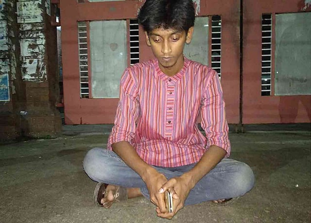 বৃহস্পতিবার রাতে কবি সুফিয়া কামাল হল থেকে ছাত্রীদের বের করে দেওয়ার ঘটনায় একাই প্রতিবাদ জানান ইন্টারন্যাশনাল বিজনেস বিভাগের দ্বিতীয় বর্ষের শিক্ষার্থী এস এম ইয়াসিন আরাফাত।