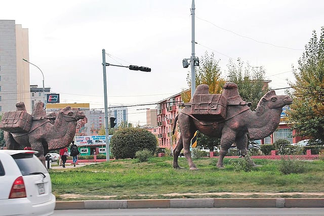 মঙ্গোলীয় উটের যে আলাদা বৈশিষ্ট্য আছে, সেটা ভাস্কর্য দেখেও বোঝা গেল