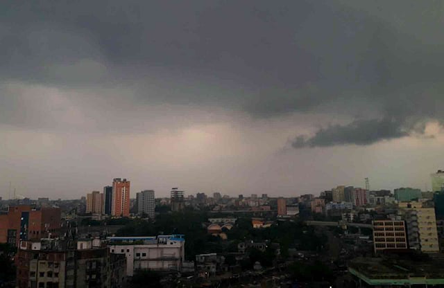 কালো মেঘে ছেয়েছে আকাশ। কারওয়ান বাজার, ঢাকা, ২১ এপ্রিল। ছবি: কমল জোহা খান