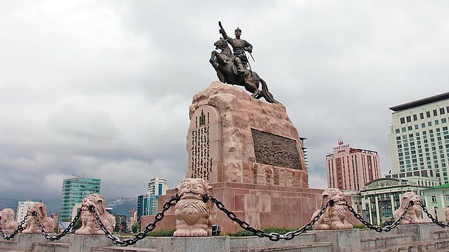 পার্লামেন্ট স্কয়ারে দেখা মিলল এই ভাস্কর্যের। ছবি: লেখক