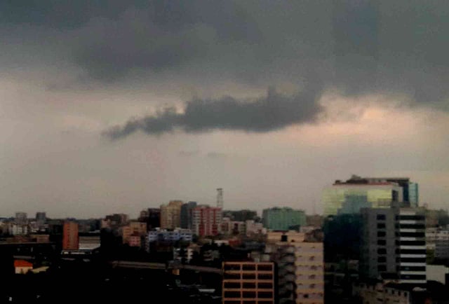 কালো মেঘে ছেয়েছে আকাশ। কারওয়ান বাজার, ঢাকা, ২১ এপ্রিল। ছবি: কমল জোহা খান