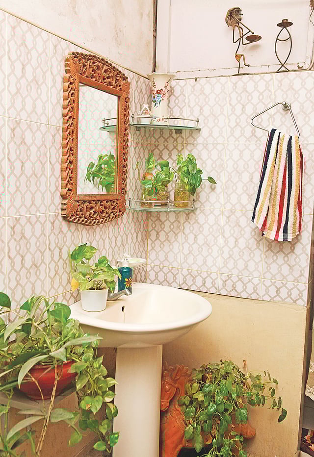 নিয়মিত পরিষ্কার রাখতে হবে বেসিন। ছবি: নকশা