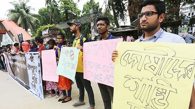 তুরাগ পরিবহনে এক ছাত্রীর যৌন হয়রানির চেষ্টা ঘটনায় গ্রেপ্তার হওয়া ব্যক্তিদের শাস্তির দাবি জানিয়ে সহপাঠীরা গতকাল শনিবার জাতীয় প্রেসক্লাবের সামনে মানববন্ধন করে। ছবি: হাসান রাজা